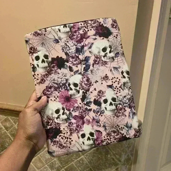 Pink and skulls 8.5 by 11 book kindle laptop sleeve - Picture 1 of 3